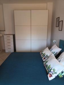 ein Schlafzimmer mit einem Bett und einem großen weißen Schrank in der Unterkunft CASA LIDIA in Bari