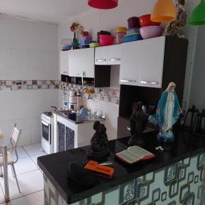 een keuken met een zwart aanrecht in een kamer bij Casa exporgesso in Trindade