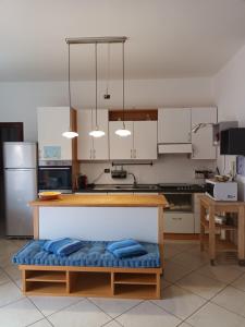 eine Küche mit einer Bank in der Mitte in der Unterkunft CASA LIDIA in Bari