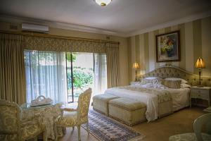 Postel nebo postele na pokoji v ubytování Royal Ridge Guesthouse + 68 fotografií