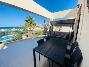 - Mesa de comedor en el balcón con vistas al océano en Sea view Apartment 5 with roof top terrace, Almyrida en Almirida