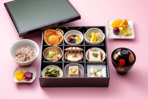 een lunchbox gevuld met verschillende soorten eten bij Awa Kanko Hotel in Tokushima