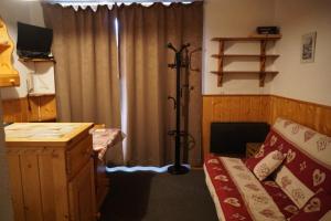 a room with a room with a bed and a curtain at ski-in ski-out 108 in Val Thorens