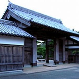 un edificio asiático con puerta y techo en Awa Kanko Hotel en Tokushima