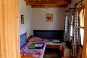 1 dormitorio con 2 camas en una habitación en Anna Lak, en Magyarszombatfa