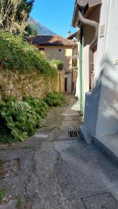 an alley way with a building and a wall at Il Vicoletto in Vittorio Veneto