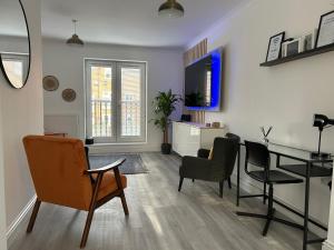 a living room with a table and chairs at The Town House, whole house suitable for contractors and families in Market Harborough