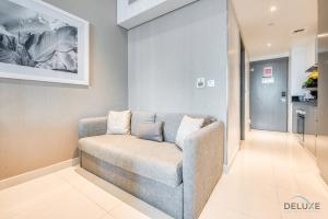 Posezení v ubytování Poised Studio at DAMAC Prive Business Bay by Deluxe Holiday Homes
