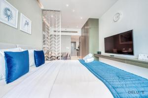 TV a/nebo společenská místnost v ubytování Poised Studio at DAMAC Prive Business Bay by Deluxe Holiday Homes