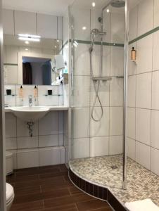 史特拉斯堡的住宿－斯特拉斯堡中心小法國美居酒店，带淋浴和盥洗盆的浴室
