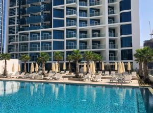 Bazén v ubytování Poised Studio at DAMAC Prive Business Bay by Deluxe Holiday Homes nebo v jeho okolí
