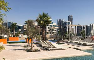 Bazén v ubytování Poised Studio at DAMAC Prive Business Bay by Deluxe Holiday Homes nebo v jeho okolí
