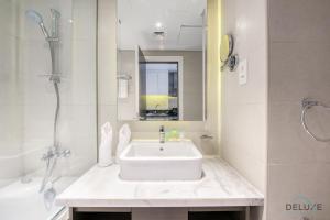 Koupelna v ubytování Poised Studio at DAMAC Prive Business Bay by Deluxe Holiday Homes