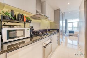 Kuchyň nebo kuchyňský kout v ubytování Poised Studio at DAMAC Prive Business Bay by Deluxe Holiday Homes