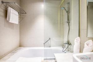 Koupelna v ubytování Poised Studio at DAMAC Prive Business Bay by Deluxe Holiday Homes