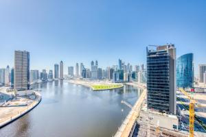 Nespecifikovaný výhled na destinaci Dubaj nebo výhled na město při pohledu z apartmánu