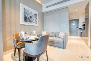 Posezení v ubytování Poised Studio at DAMAC Prive Business Bay by Deluxe Holiday Homes