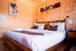 Aaryam Resort, Auliにあるベッド