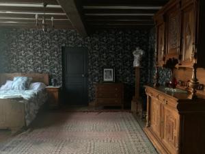 sypialnia z łóżkiem i drzwiami w pokoju w obiekcie Pear Tree B & B w mieście Montembœuf