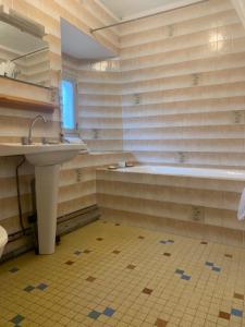 W łazience znajduje się umywalka i wanna. w obiekcie Pear Tree B & B w mieście Montembœuf