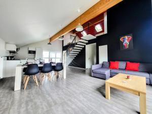 un soggiorno con divano viola e tavolo di Calm and modern apartment a Eischen