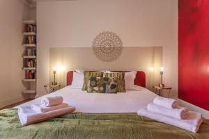 1 dormitorio con 1 cama con 2 toallas en Oasis Rome Centre Apartment, en Roma