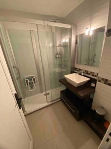 a bathroom with a shower and a sink at Le Sun Valley - Vidéoprojecteur et Terrasse Zen in Cannes