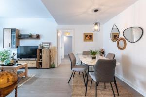 comedor y sala de estar con mesa y sillas en Xirimiri apartment by People Rentals en Bilbao