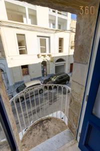 vista para uma rua a partir de um edifício em Authentic 2BR House of Character with Terrace by 360 Estates em Naxxar