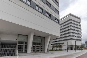 una vista externa de un edificio de oficinas en Xirimiri apartment by People Rentals en Bilbao