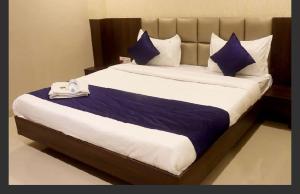 Una cama o camas en una habitación de Hotel Grow Inn,Indore