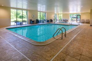 a large swimming pool with a slide in a building at Hampton Inn Harriman Woodbury in Central Valley