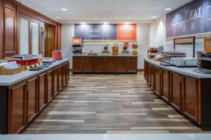 a fast food restaurant with a row of counters at Hampton Inn Harriman Woodbury in Central Valley
