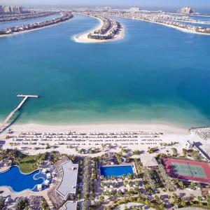 een luchtzicht op een strand met een resort bij Waldorf Astoria Dubai Palm Jumeirah in Dubai