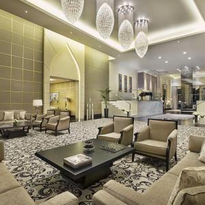 un grand salon avec des canapés et une table dans l'établissement Waldorf Astoria Dubai Palm Jumeirah, à Dubaï