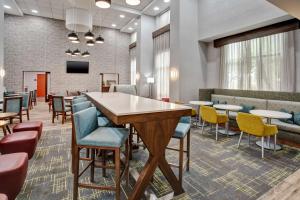 una sala de espera con mesa y sillas en Hampton Inn & Suites Tampa-East/Casino/Fairgrounds, en Seffner