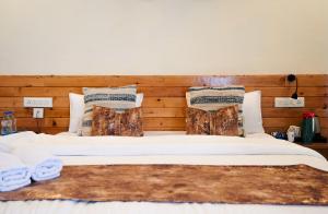 Aaryam Resort, Auliにあるベッド