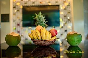 uma taça de fruta sentada em cima de uma mesa em Charlotte Cruise House Boat em Alappuzha