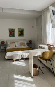 1 dormitorio con cama y escritorio. en Villa Olimpia, en Mondello