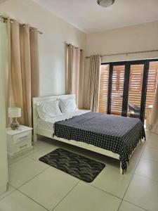 Un pat sau paturi într-o cameră la Seafront Apartment Residences West Front One