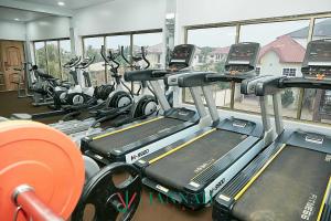 ein Fitnessstudio mit einem Haufen Laufbänder und Maschinen in der Unterkunft JANNAH VILLAH in Accra