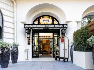 una porta aperta per un edificio con piante di Le 1932 Hotel & Spa Cap d'Antibes - MGallery a Juan-les-Pins