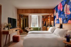 伦敦The BoTree - Preferred Hotels and Resorts的有两张床和一台电视的酒店房间