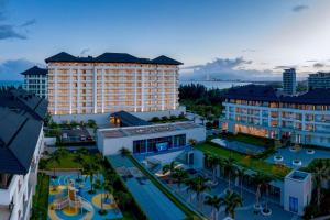 una vista aérea de un hotel y un complejo en The Mermoon Resort Hainan Tufu Bay, Tapestry By Hilton, en Lingshui