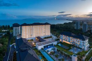 eine Luftansicht eines Hotels mit Meerblick im Hintergrund in der Unterkunft The Mermoon Resort Hainan Tufu Bay, Tapestry By Hilton in Lingshui