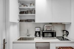 Cuisine ou kitchenette dans l'établissement Cozy S End Studio nr T Shops Dining BOS-440