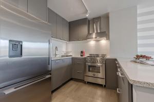 A cozinha ou cozinha compacta de E Village 1BR w Doorman Gym nr NYU NYC-2