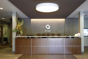 Un vestíbulo con un cartel de aeropuerto en la pared. en Alewife 2br w gym wd nr red line T BOS-936, en Cambridge