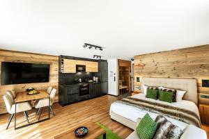シュルッフゼーにあるBlack Forest Luxury Apartment Bärenhöhle mit Saunaのベッドルーム1室(ベッド1台、テーブル付)、キッチン
