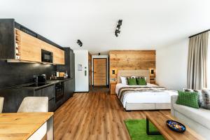um quarto com uma cama e uma sala de estar em Black Forest Luxury Apartment Bärenhöhle mit Sauna em Schluchsee